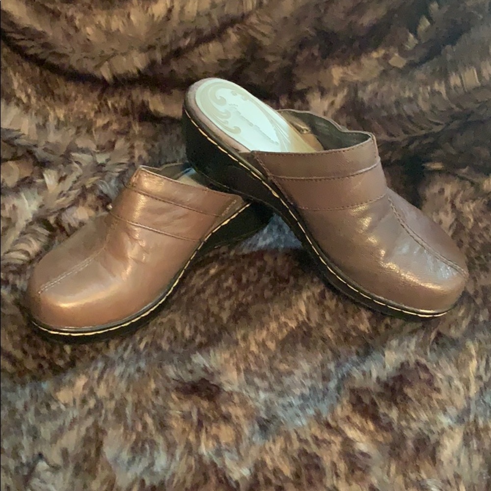 Taupe Bare Traps Clogs Size 6-1/2